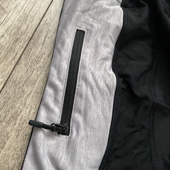Lululemon 3/4 legging with zipper on the waist - Picture 4 of 4